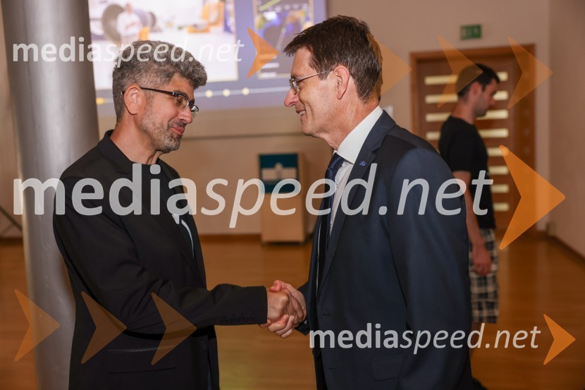 dr. Tomaž Rotovnik, direktor, SkyLabs; prof. dr. Zdravko Kačič, rektor Univerze v MariboruIzstrelitev satelita Trisat-R, Univerza v Mariboru