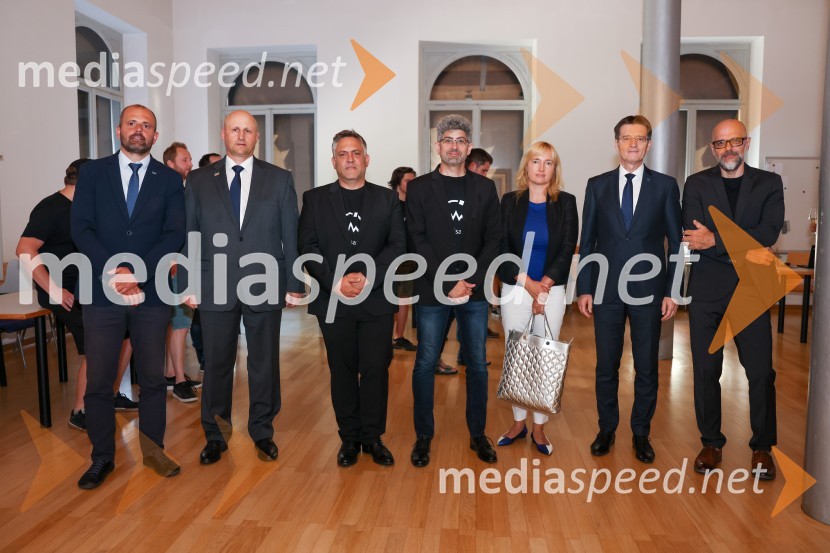 prof. dr. Miralem  Hadžiselimović, Prorektor za infrastrukturo Univerze v Mariboru; prof. dr. Gorazd Štumberger, Fakulteta za elektrotehniko, računalništvo in informatiko, Univerza v Mariboru; dr. Iztok Kramberger, Fakulteta za elektrotehniko, računalništvo in informatiko; dr. Tomaž Rotovnik, direktor, SkyLabs;  ... ; prof. dr. Zdravko Kačič, rektor Univerze v Mariboru;  ... Izstrelitev satelita Trisat-R, Univerza v Mariboru