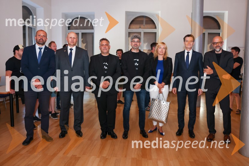 prof. dr. Miralem  Hadžiselimović, Prorektor za infrastrukturo Univerze v Mariboru; prof. dr. Gorazd Štumberger, Fakulteta za elektrotehniko, računalništvo in informatiko, Univerza v Mariboru; dr. Iztok Kramberger, Fakulteta za elektrotehniko, računalništvo in informatiko; dr. Tomaž Rotovnik, direktor, SkyLabs;  ... ; prof. dr. Zdravko Kačič, rektor Univerze v Mariboru;  ... Izstrelitev satelita Trisat-R, Univerza v Mariboru