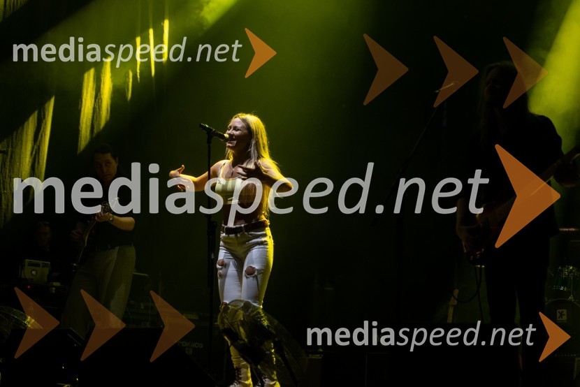  Aleksandra Josić, pevka skupine King FooPivo in cvetje 2022, petek