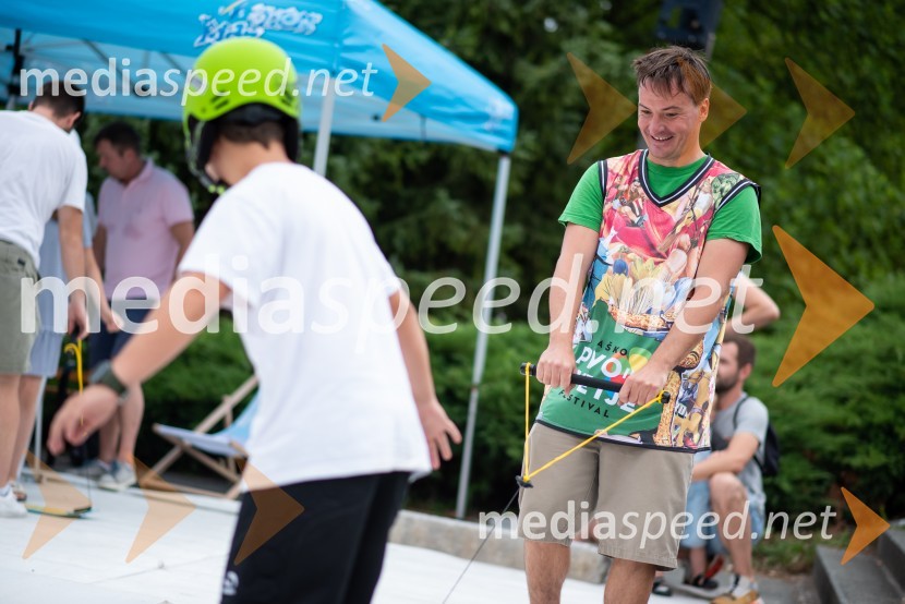  ... ;  Rok  Marguč, deskar na sneguPivo in cvetje 2022, petek