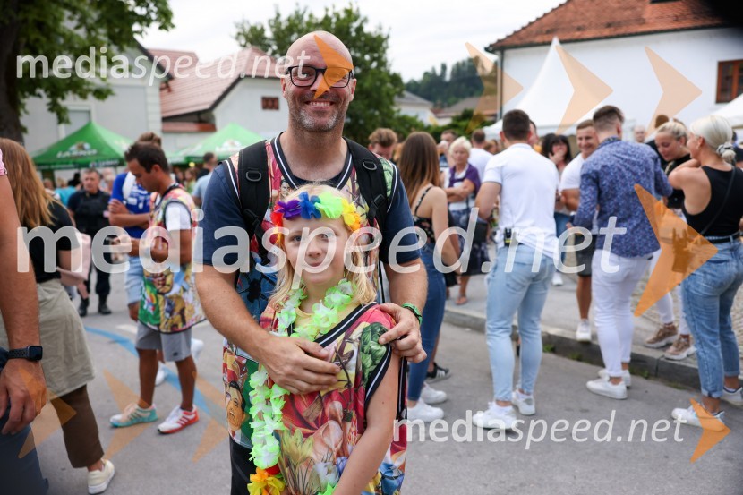  Ciril Komotar, vloger Komotar Minuta;  Ava Dalin KomotarPivo in cvetje 2022, petek