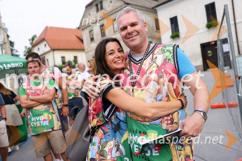  Jana Morelj, radijska in TV voditeljica;  Miha Deželak, radijski voditelj, humanitarecPivo in cvetje 2022, petek