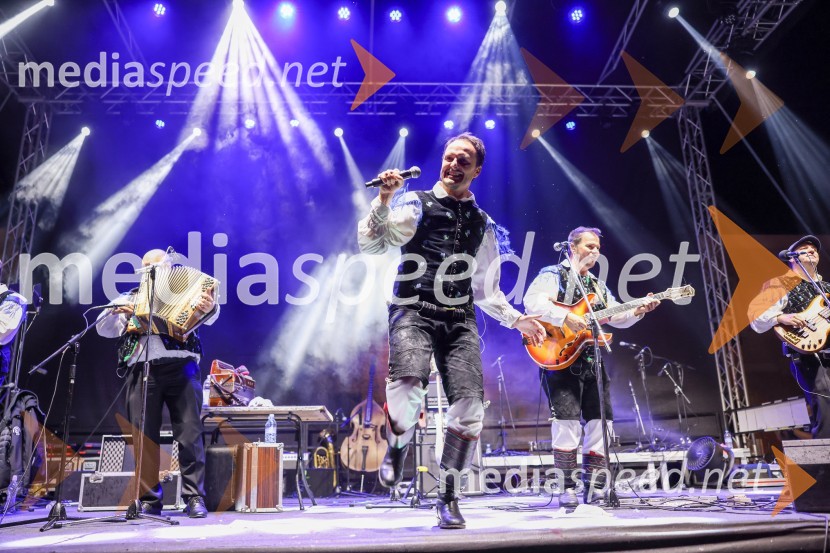  Rok Švab, glasbenik, skupina Modrijani;  Blaž Švab, pevec, skupina Modrijani;  Peter Oset, glasbenik, skupina ModrijaniPivo in cvetje 2022, petek