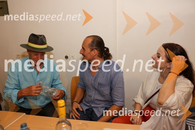  Vlado Kreslin, glasbenik;  Vid  Valič, stand-up komik, voditelj;  ... Pivo in cvetje 2022, sobota