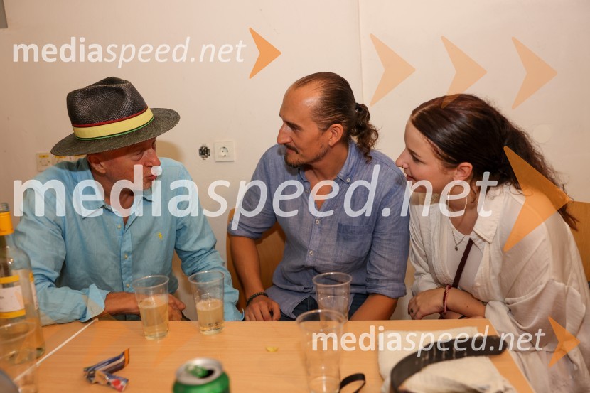  Vlado Kreslin, glasbenik;  Vid  Valič, stand-up komik, voditelj;  ... Pivo in cvetje 2022, sobota