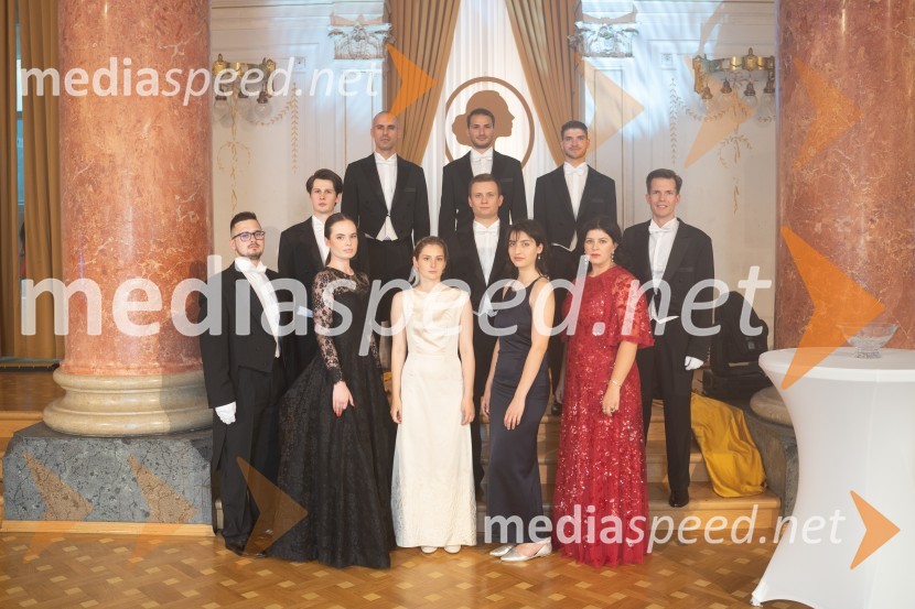  Tomaž Plavčak, član protokola;  Eva Zupanec,  članica protokola Anin ples 2022;  Marija Terezija Kolman, violinistka;  Ela Tišma;  Urša Jager;  Martin Belcer;  Andraž Krajnc;  Jakob Cvetko, član protokola;  Silvo Katalenič, član protokola;  Nejc Božak;  Aljaž Planinšek, plesalecAnin ples 2022