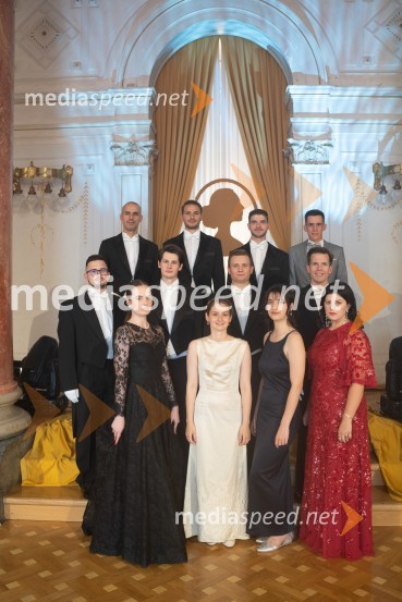  Tomaž Plavčak, član protokola;  Eva Zupanec,  članica protokola Anin ples 2022;  Silvo Katalenič, član protokola;  Martin Belcer;  Nejc Božak;  Marija Terezija Kolman, violinistka;  Andraž Krajnc;  Aljaž Planinšek, plesalec;  Ela Tišma;  ... ;  Jakob Cvetko, član protokola;  Urša JagerAnin ples 2022