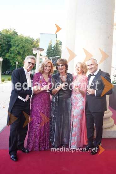  Franci Križan, organizator Aninega plesa;  Biserka Križan;  Marjana Baloh;  Nežika Cajzek, GIC gradnje;  Ivan Cajzek, direktor družbe GIC gradnjeAnin ples 2022