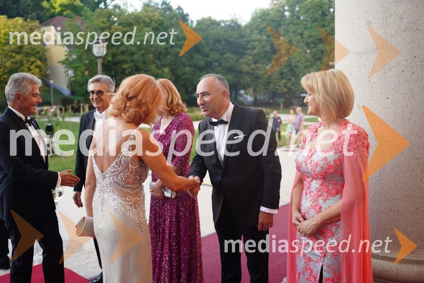  Borut Pregelj, arhitekt;  Franci Križan, organizator Aninega plesa;  Sergeja  Marjanovič Pregelj;  Biserka Križan;  Ivan Cajzek, direktor družbe GIC gradnje;  Nežika Cajzek, GIC gradnjeAnin ples 2022