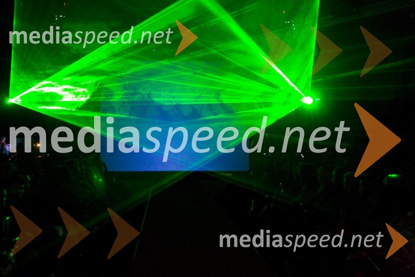 Lasershow ob začetku prireditveMen's Healthov izbor modela za naslovnico 2009