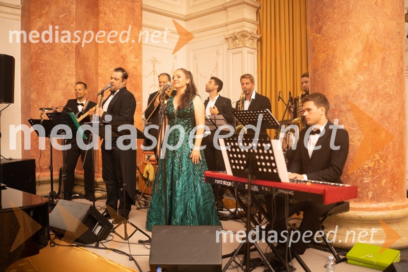  Miha Rebernik, pevec, Gala Dance Orchestra;  Ana  Bezjak, pevkaAnin ples 2022