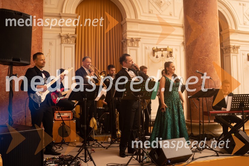  Miha Rebernik, pevec, Gala Dance Orchestra;  Ana  Bezjak, pevkaAnin ples 2022