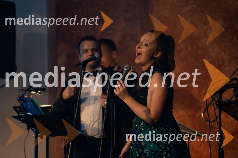  Miha Rebernik, pevec, Gala Dance Orchestra;  Ana  Bezjak, pevkaAnin ples 2022