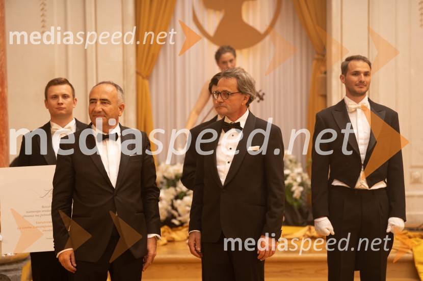 Ivan Cajzek, direktor družbe GIC gradnje;  Martin Wienerroither, generalni direktor Porsche Slovenija;  Nejc BožakAnin ples 2022