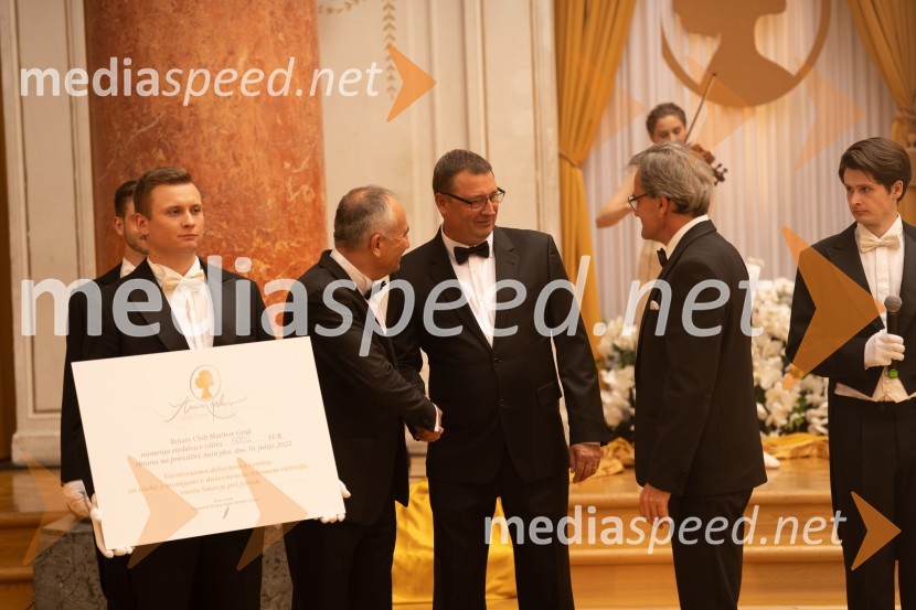 Andraž Krajnc;  Ivan Cajzek, direktor družbe GIC gradnje;  ... ;  Martin Wienerroither, generalni direktor Porsche Slovenija;  Martin BelcerAnin ples 2022