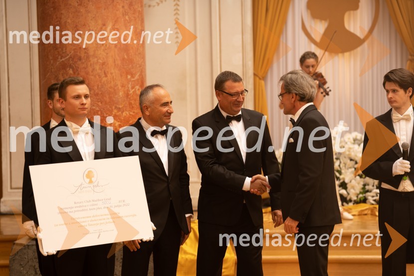  Andraž Krajnc;  Ivan Cajzek, direktor družbe GIC gradnje;  ... ;  Martin Wienerroither, generalni direktor Porsche Slovenija;  Martin BelcerAnin ples 2022