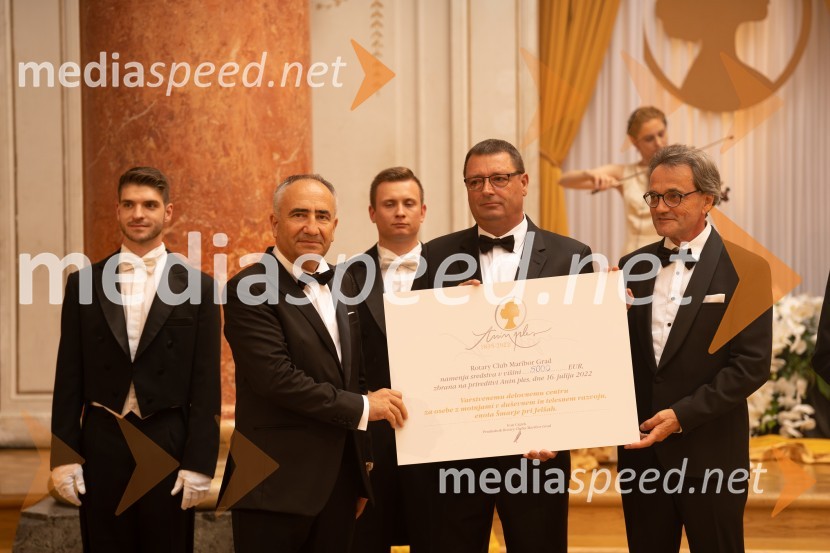  Aljaž Planinšek, plesalec;  Ivan Cajzek, direktor družbe GIC gradnje;  Andraž Krajnc;  ... ;  Martin Wienerroither, generalni direktor Porsche SlovenijaAnin ples 2022