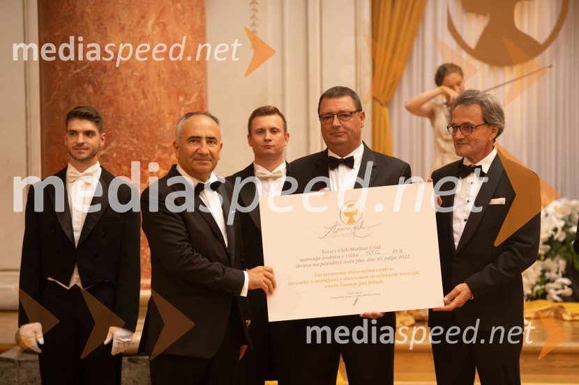  Aljaž Planinšek, plesalec;  Ivan Cajzek, direktor družbe GIC gradnje;  Andraž Krajnc;  ... ;  Martin Wienerroither, generalni direktor Porsche SlovenijaAnin ples 2022