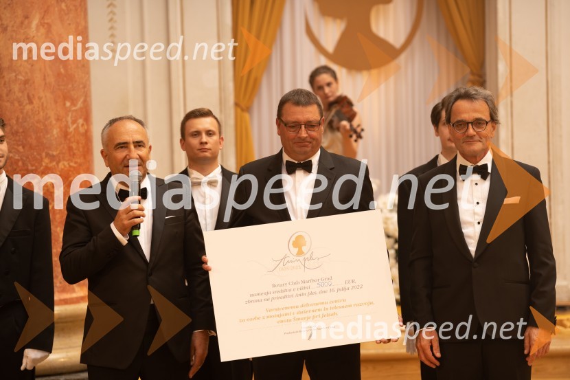  Ivan Cajzek, direktor družbe GIC gradnje;  ... ;  Martin Wienerroither, generalni direktor Porsche SlovenijaAnin ples 2022