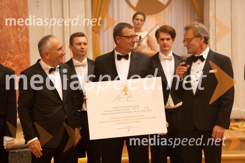  Ivan Cajzek, direktor družbe GIC gradnje;  Andraž Krajnc;  ... ;  Martin Belcer;  Martin Wienerroither, generalni direktor Porsche SlovenijaAnin ples 2022
