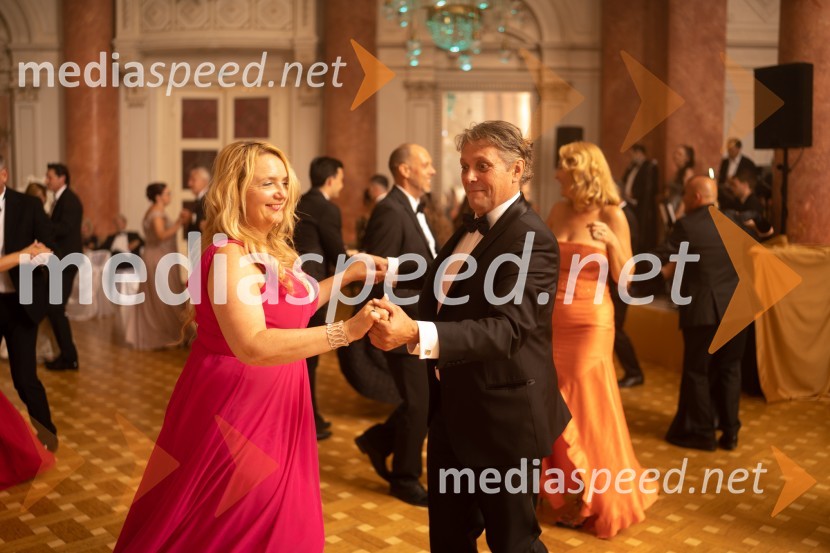  Ljudmila Bogataj, marketing Audi, Porsche Slovenija;  Niko Bogataj, varnostnik skupine Joker OutAnin ples 2022