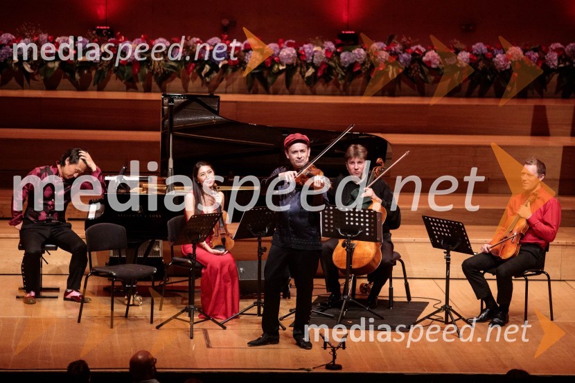  Hyung-ki Joo, pianist;  Kim So-Ock, violinistka;  Aleksey Igudesman, violinist;  Thomas Carroll, violončelo;  Max Baillie, glasbenikGlasbeni kritik John Malkovich, Festival Ljubljana 2022