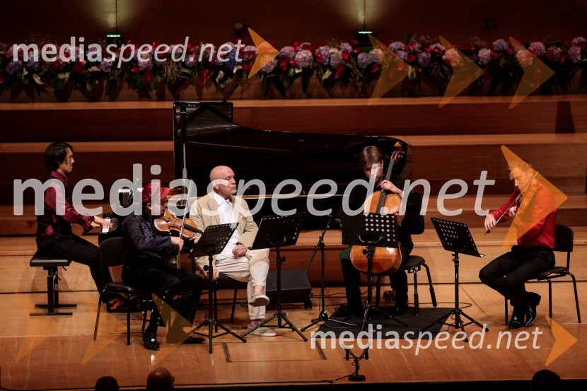  Hyung-ki Joo, pianist;  Aleksey Igudesman, violinist;  John Malkovich, igralec;  Thomas Carroll, violončelo;  Max Baillie, glasbenikGlasbeni kritik John Malkovich, Festival Ljubljana 2022