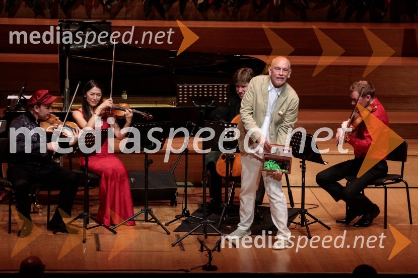  Aleksey Igudesman, violinist;  Kim So-Ock, violinistka;  Thomas Carroll, violončelo;  John Malkovich, igralec;  Max Baillie, glasbenikGlasbeni kritik John Malkovich, Festival Ljubljana 2022