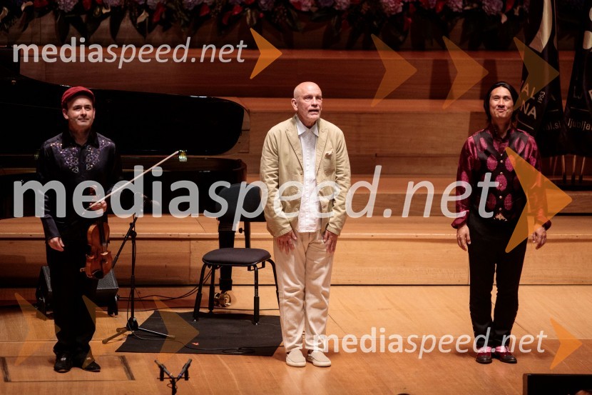  Aleksey Igudesman, violinist;  John Malkovich, igralec;  Hyung-ki Joo, pianistGlasbeni kritik John Malkovich, Festival Ljubljana 2022
