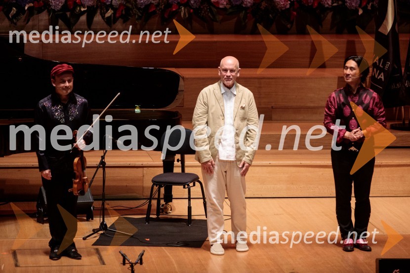  Aleksey Igudesman, violinist;  John Malkovich, igralec;  Hyung-ki Joo, pianistGlasbeni kritik John Malkovich, Festival Ljubljana 2022
