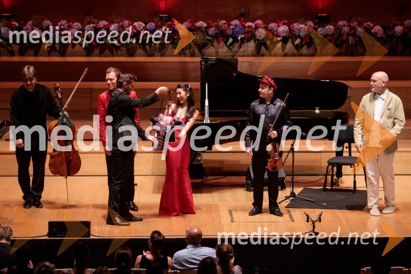  Thomas Carroll, violončelo;  Max Baillie, glasbenik;  ... ;  Kim So-Ock, violinistka;  Aleksey Igudesman, violinist;  John Malkovich, igralecGlasbeni kritik John Malkovich, Festival Ljubljana 2022