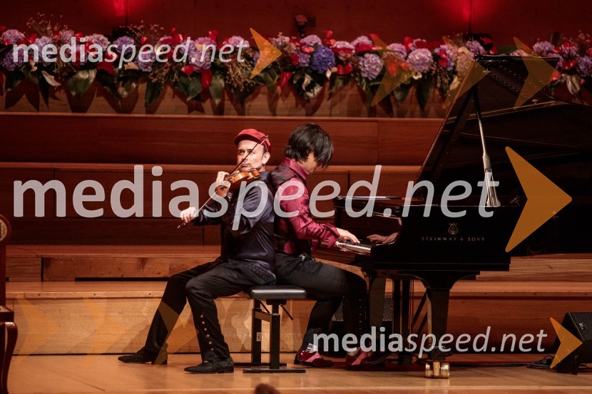  Aleksey Igudesman, violinist;  Hyung-ki Joo, pianistGlasbeni kritik John Malkovich, Festival Ljubljana 2022