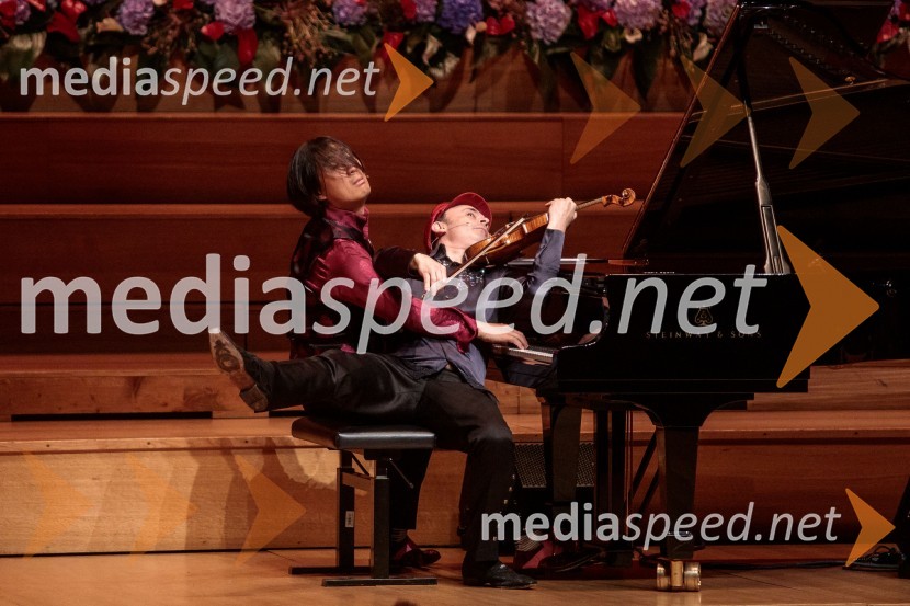  Hyung-ki Joo, pianist;  Aleksey Igudesman, violinistGlasbeni kritik John Malkovich, Festival Ljubljana 2022