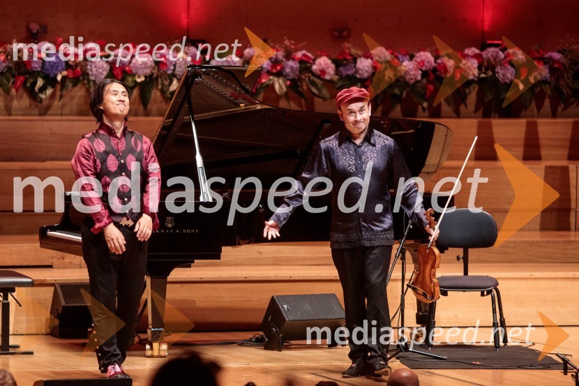  Hyung-ki Joo, pianist;  Aleksey Igudesman, violinistGlasbeni kritik John Malkovich, Festival Ljubljana 2022