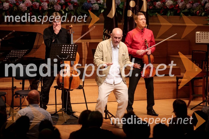  Thomas Carroll, violončelo;  John Malkovich, igralec;  Max Baillie, glasbenikGlasbeni kritik John Malkovich, Festival Ljubljana 2022