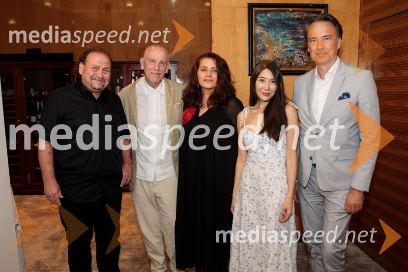  Darko  Brlek, direktor in umetniški vodja, Festival Ljubljana;  John Malkovich, igralec;  Mateja Demšič, načelnica odbora za kulturo MOL;  Kim So-Ock, violinistka;  Tomislav  Čizmić, predsednik uprave, Mercator d.d.Glasbeni kritik John Malkovich, Festival Ljubljana 2022