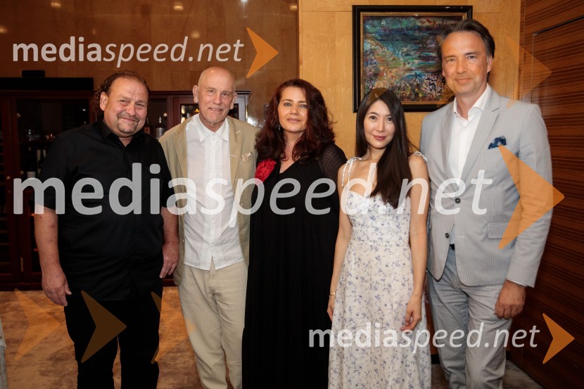  Darko  Brlek, direktor in umetniški vodja, Festival Ljubljana;  John Malkovich, igralec;  ... ;  Kim So-Ock, violinistka;  ... Glasbeni kritik John Malkovich, Festival Ljubljana 2022