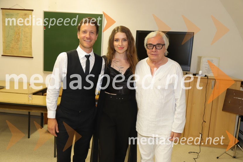  Klemen Slakonja, igralec, komik in TV voditelj;  Maja Keuc, pevka, Amaya;  Lado  Leskovar, pevec in ambasador UnicefPevski solisti z Big bandom RTV Slovenije na Festivalu Arsana