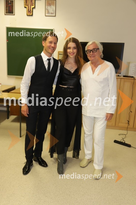  Klemen Slakonja, igralec, komik in TV voditelj;  Maja Keuc, pevka, Amaya;  Lado  Leskovar, pevec in ambasador UnicefPevski solisti z Big bandom RTV Slovenije na Festivalu Arsana