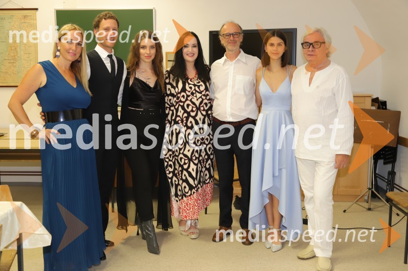  Eva  Hren, pevka;  Klemen Slakonja, igralec, komik in TV voditelj;  Maja Keuc, pevka, Amaya;  Tinkara Kovač, glasbenica;  Lojze  Krajnčan, dirigent Big Banda RTV Slovenija ;  Emma Sartor, pevka;  Lado  Leskovar, pevec in ambasador UnicefPevski solisti z Big bandom RTV Slovenije na Festivalu Arsana