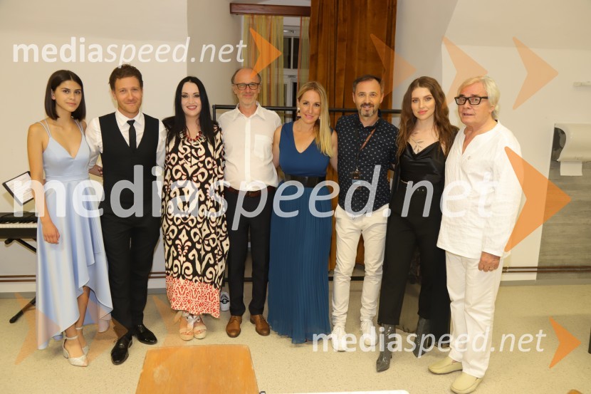  Emma Sartor, pevka;  Klemen Slakonja, igralec, komik in TV voditelj;  Tinkara Kovač, glasbenica;  Lojze  Krajnčan, dirigent Big Banda RTV Slovenija ;  Eva  Hren, pevka;  Mladen Delin, direktor festivala Arsana;  Maja Keuc, pevka, Amaya;  Lado  Leskovar, pevec in ambasador UnicefPevski solisti z Big bandom RTV Slovenije na Festivalu Arsana