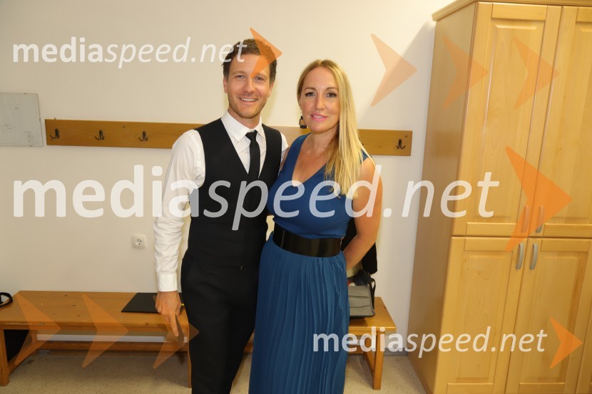  Klemen Slakonja, igralec, komik in TV voditelj;  Eva  Hren, pevkaPevski solisti z Big bandom RTV Slovenije na Festivalu Arsana