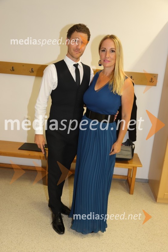  Klemen Slakonja, igralec, komik in TV voditelj;  Eva  Hren, pevkaPevski solisti z Big bandom RTV Slovenije na Festivalu Arsana