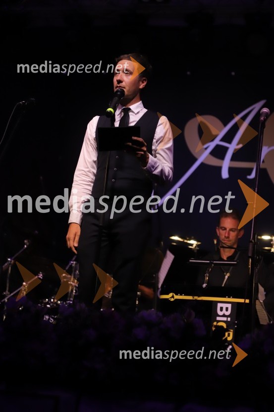  Klemen Slakonja, igralec, komik in TV voditeljPevski solisti z Big bandom RTV Slovenije na Festivalu Arsana