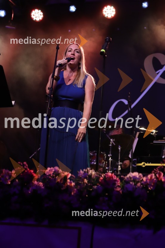  Eva  Hren, pevkaPevski solisti z Big bandom RTV Slovenije na Festivalu Arsana