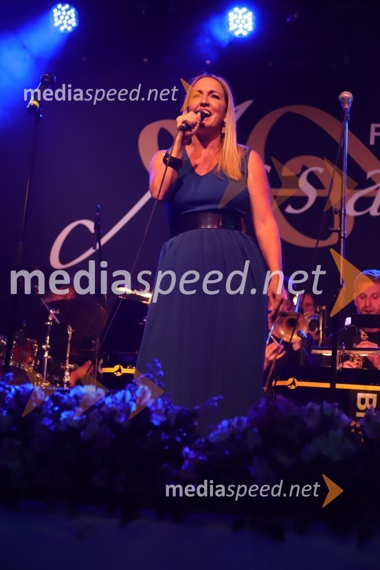  Eva  Hren, pevkaPevski solisti z Big bandom RTV Slovenije na Festivalu Arsana