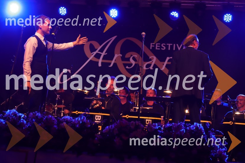  Klemen Slakonja, igralec, komik in TV voditelj;  Lojze  Krajnčan, dirigent Big Banda RTV Slovenija Pevski solisti z Big bandom RTV Slovenije na Festivalu Arsana