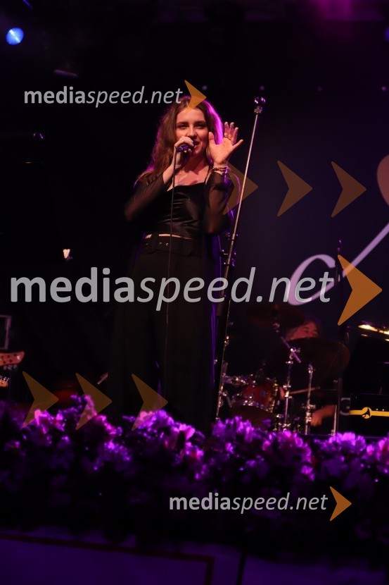  Maja Keuc, pevka, AmayaPevski solisti z Big bandom RTV Slovenije na Festivalu Arsana