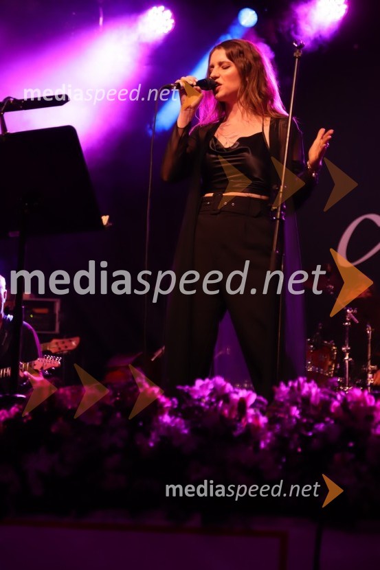  Maja Keuc, pevka, AmayaPevski solisti z Big bandom RTV Slovenije na Festivalu Arsana